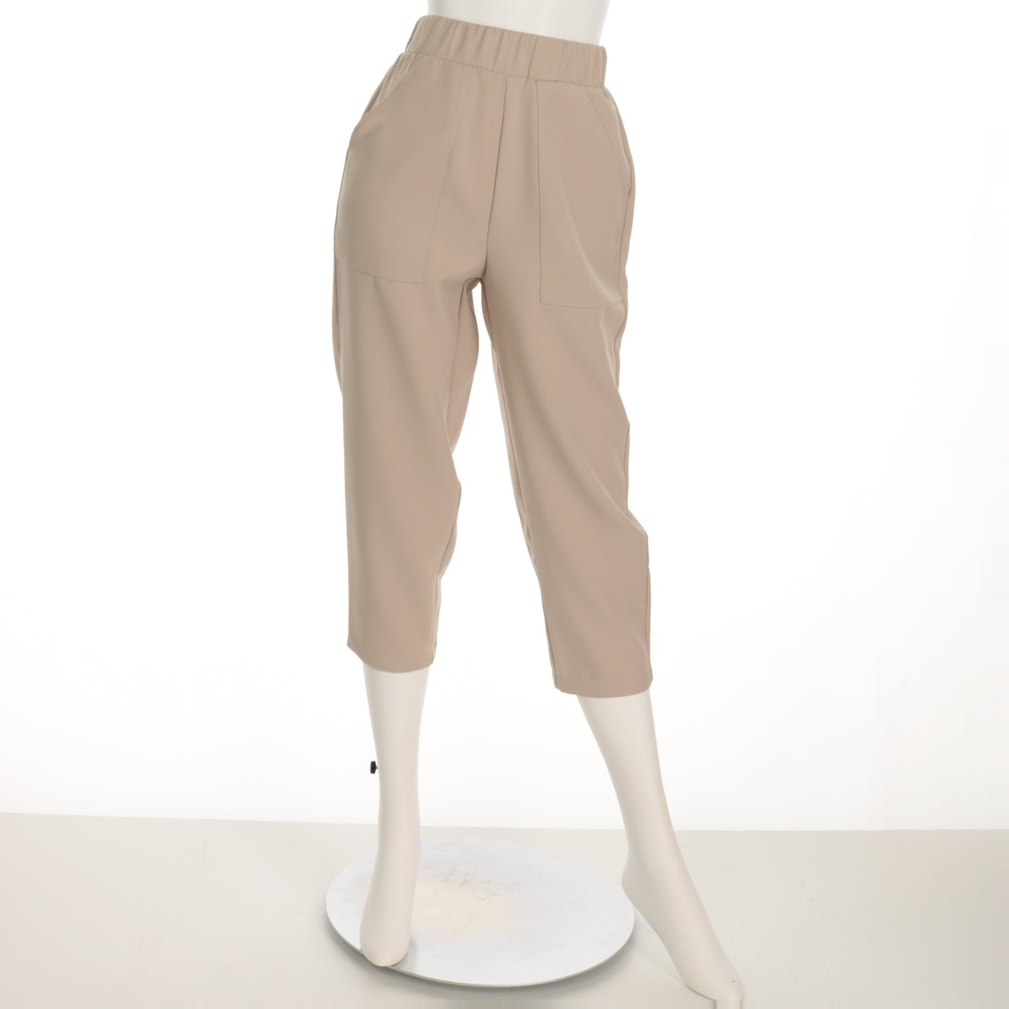 キレイ目なポケット付きクロップドパンツ