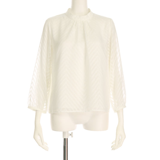 透け感のあるストライプ柄ブラウス