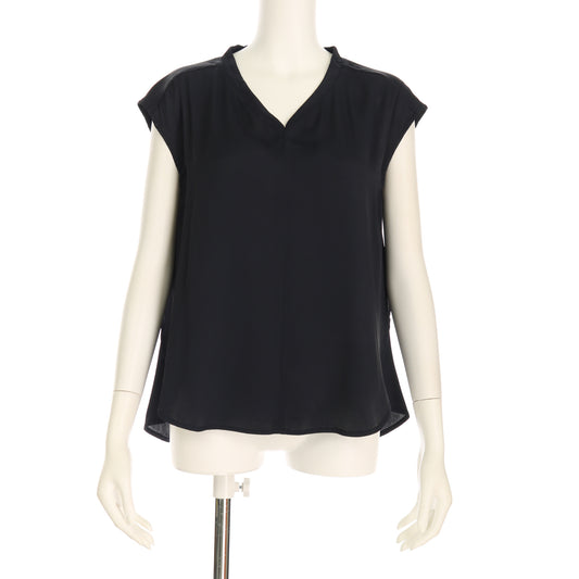 Vネックラインブラウス