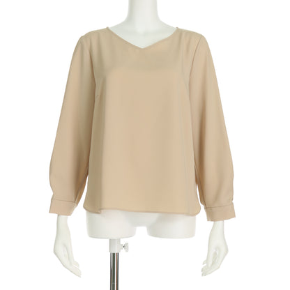 袖のタックVネックブラウス