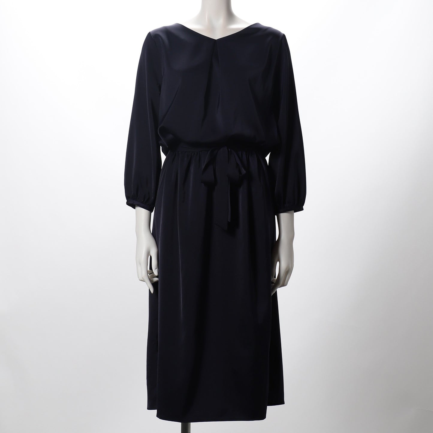 光沢感のあるウエストリボンのVネックワンピース