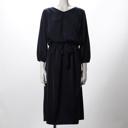 光沢感のあるウエストリボンのVネックワンピース