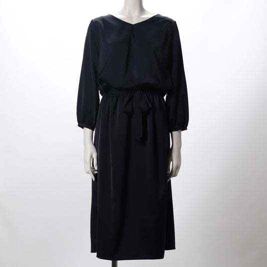 光沢感のあるウエストリボンのVネックワンピース