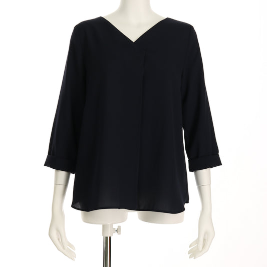 タック入りVネックブラウス