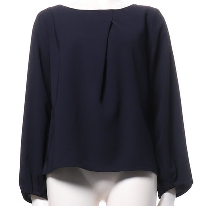 ネックラインタックブラウス