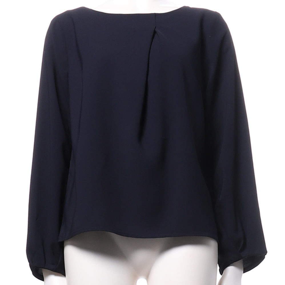 ネックラインタックブラウス