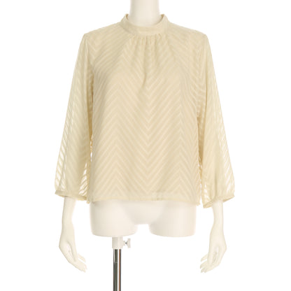 透け感のあるストライプ柄ブラウス