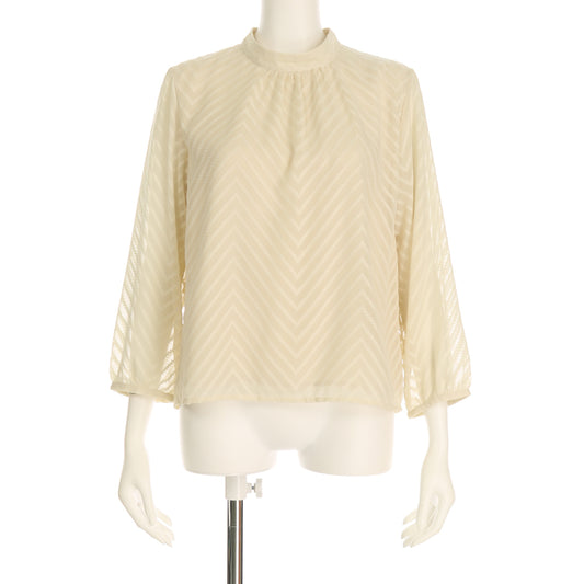 透け感のあるストライプ柄ブラウス