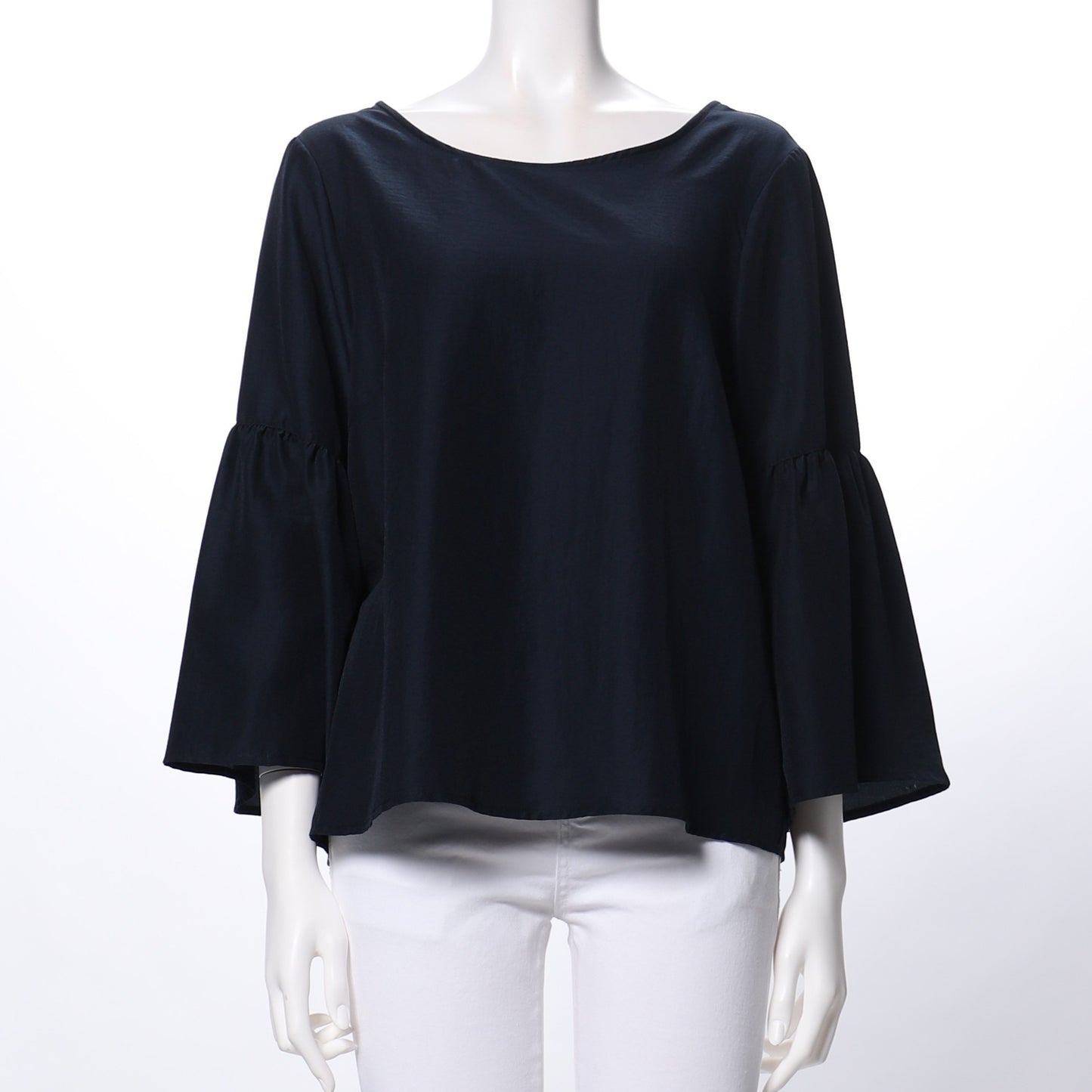 バックボタンデザインフレアスリーブブラウス