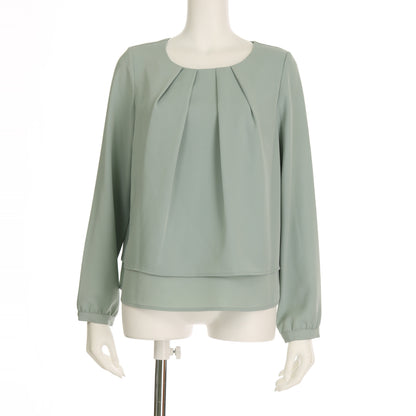 ネックラインタックブラウス