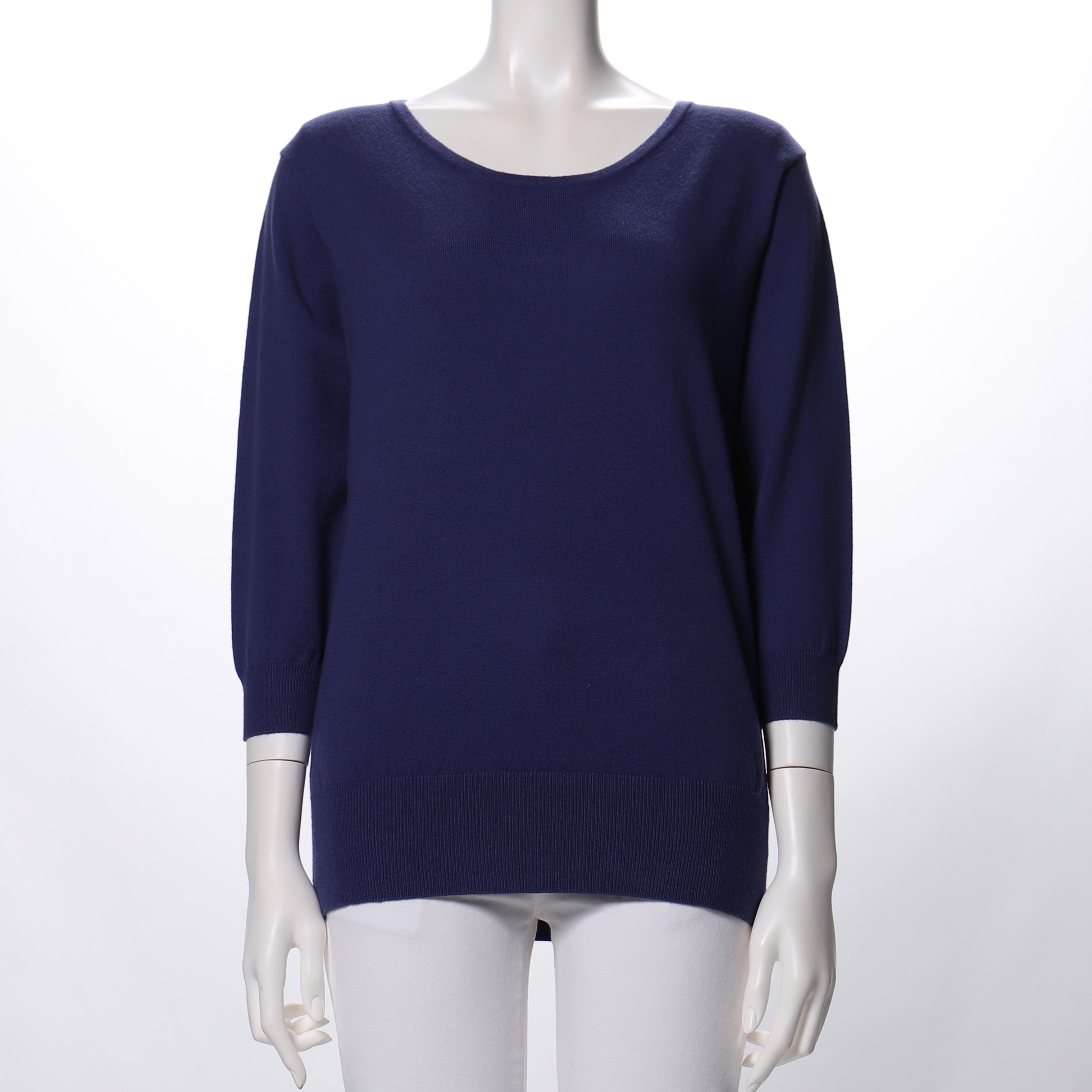 シンプルラウンドネックニット