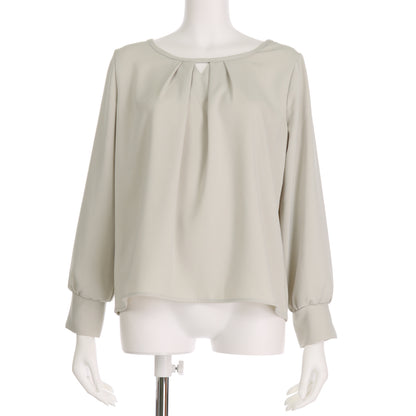 三角開きブラウス