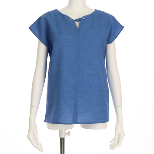 ネックラインアクセントブラウス