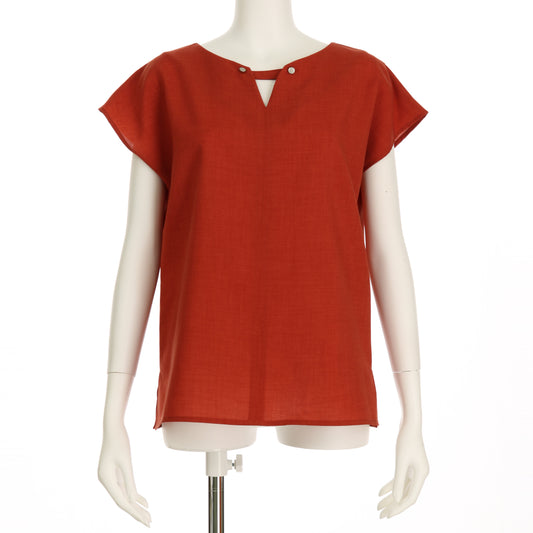 ネックラインアクセントブラウス