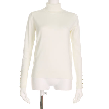 袖のボタンアクセントタートルネックニット