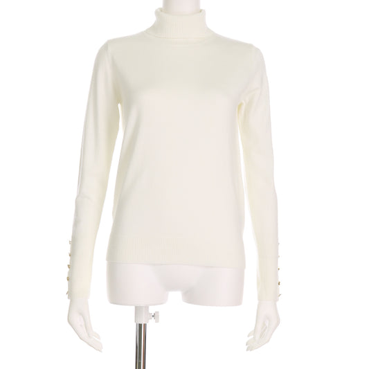 袖のボタンアクセントタートルネックニット