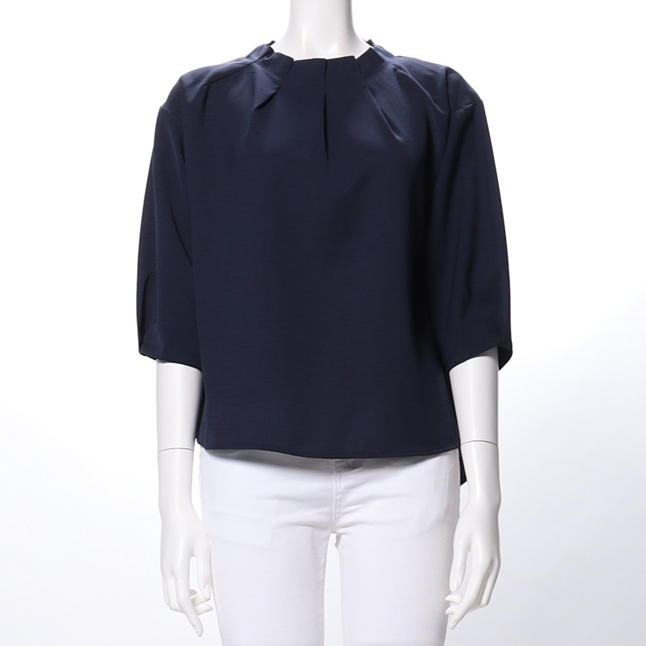 タックネックラインブラウス