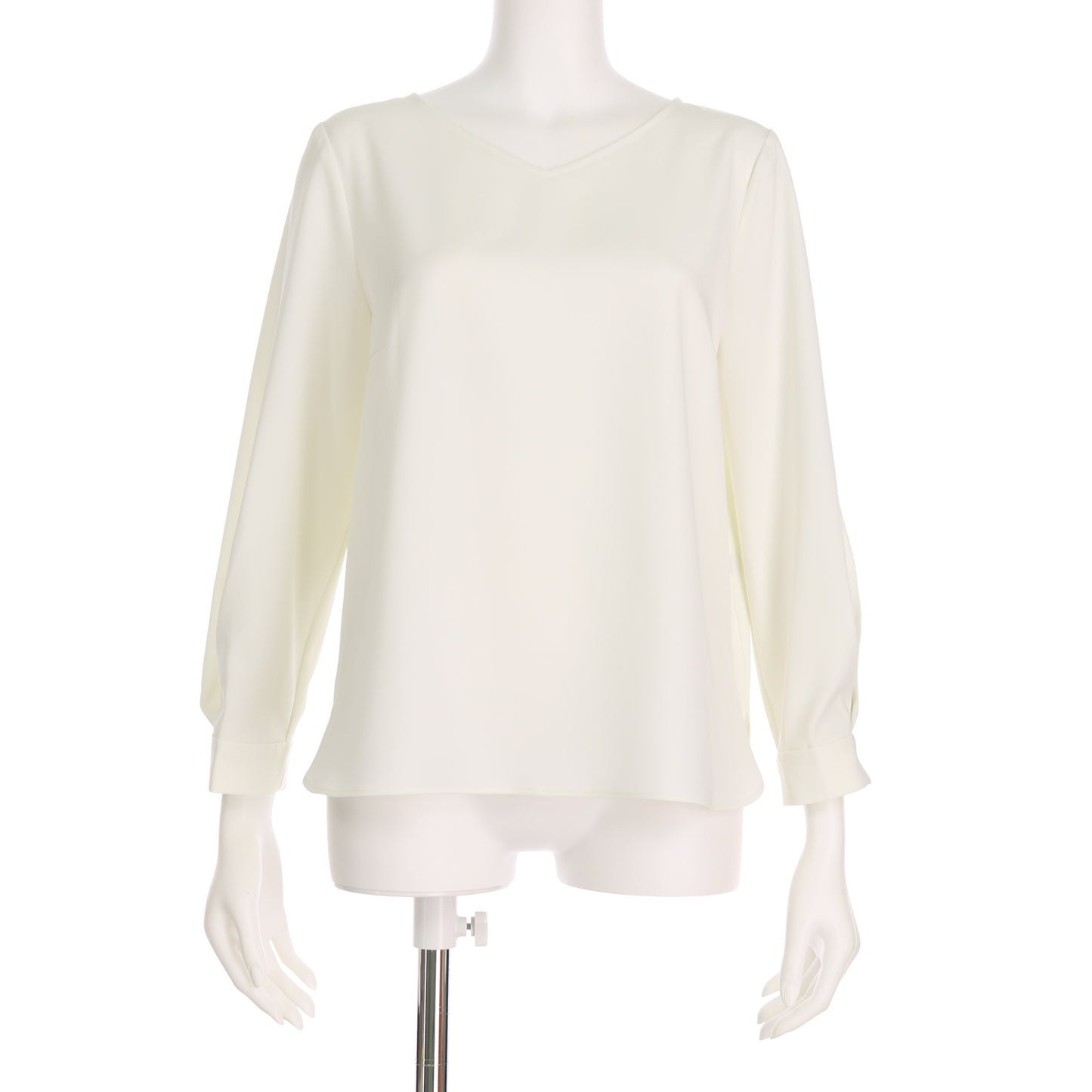 袖のタックVネックブラウス