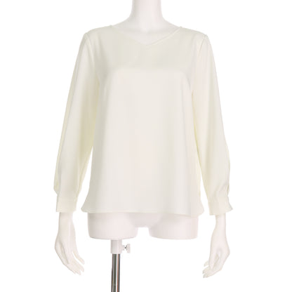 袖のタックVネックブラウス