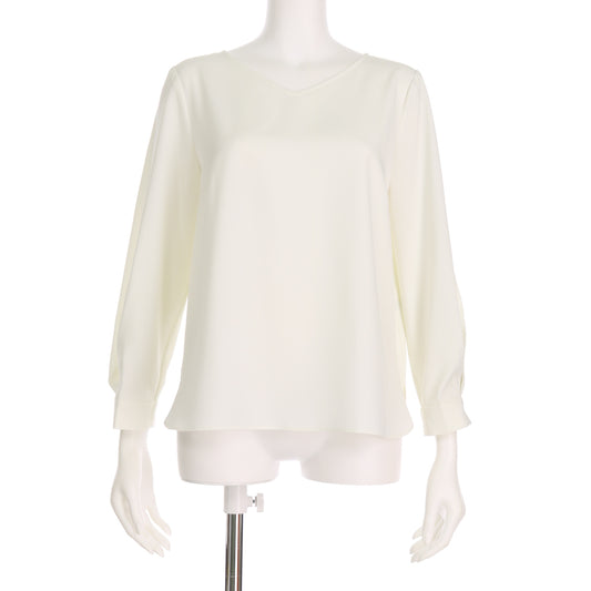 袖のタックVネックブラウス