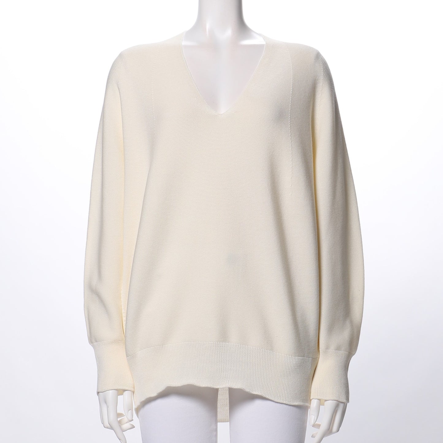 深めのVネックニット