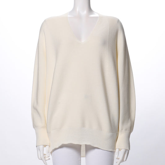 深めのVネックニット