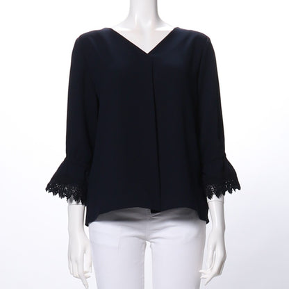 袖口レースVネックブラウス