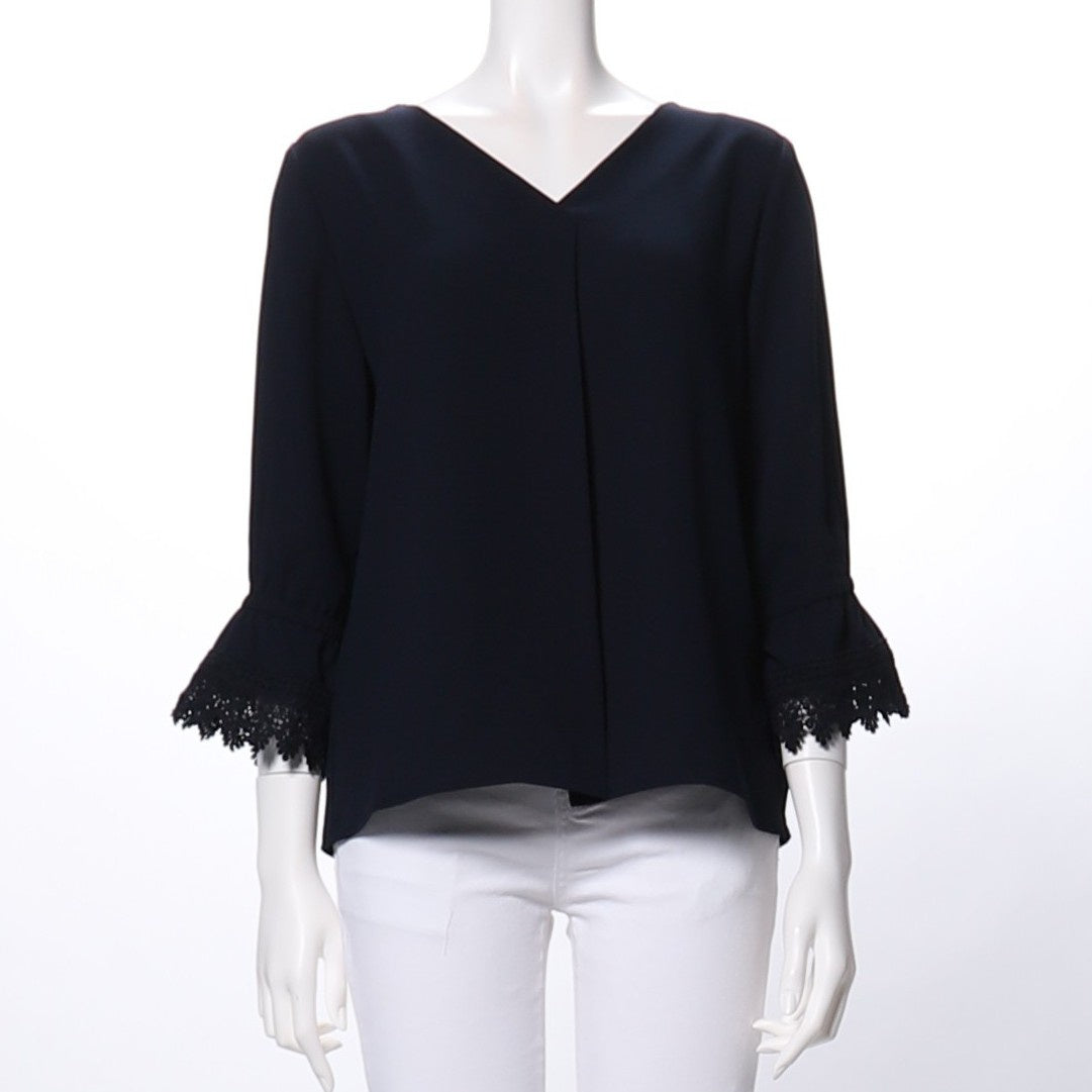 袖口レースVネックブラウス