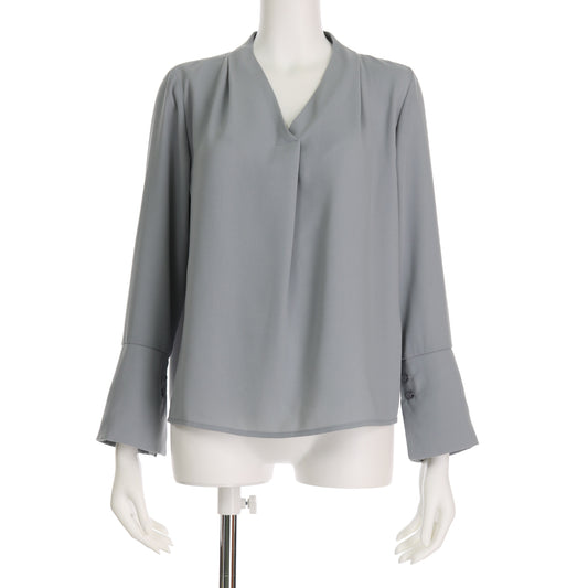 カフス袖Vネックブラウス