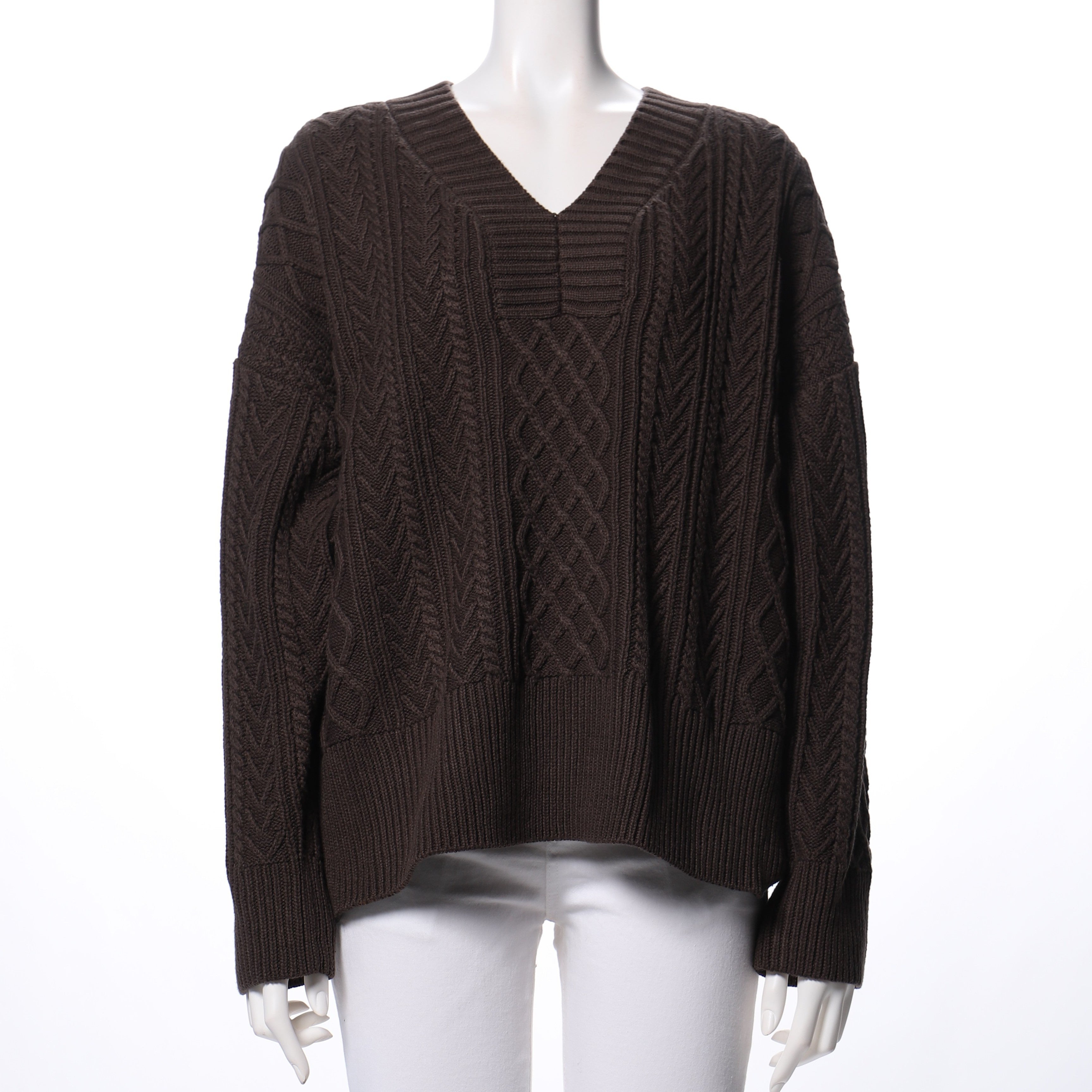ケーブル編みVネックニット