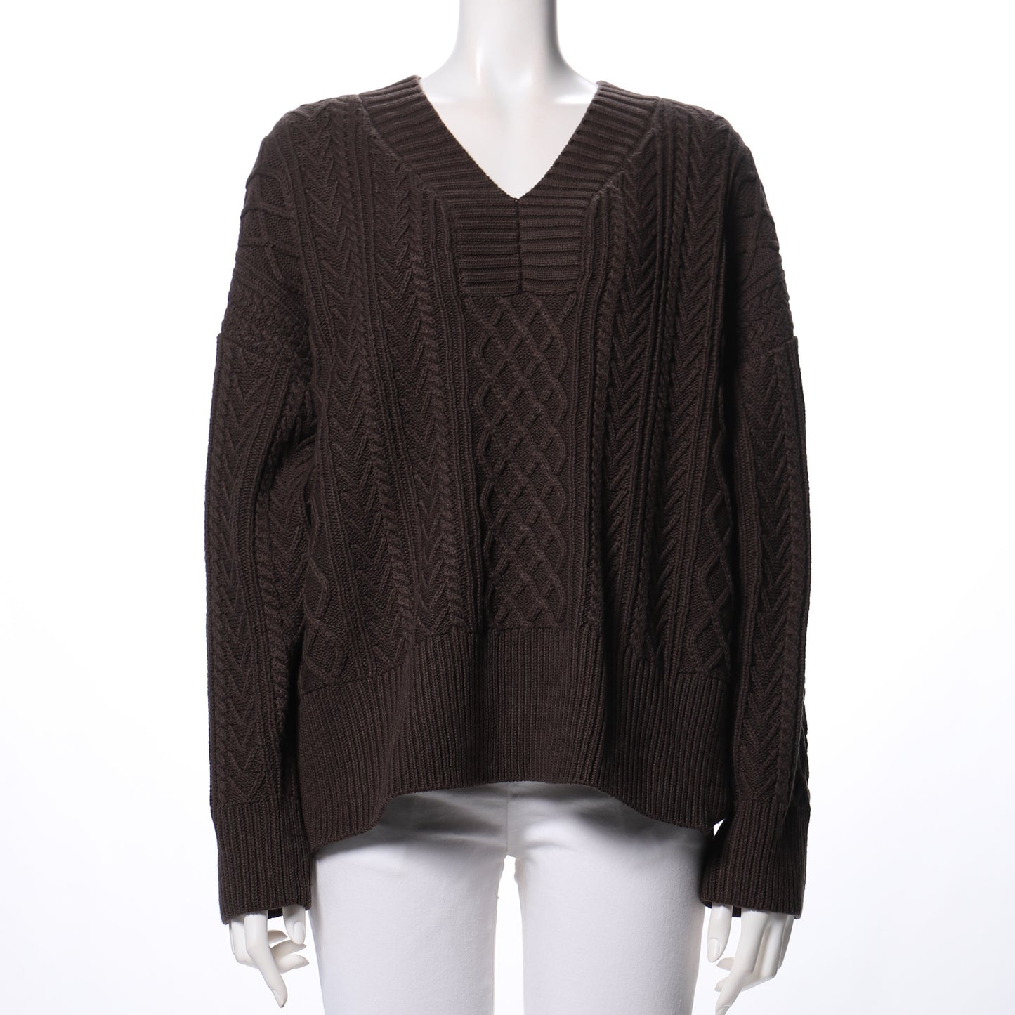 ケーブル編みVネックニット