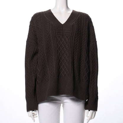ケーブル編みVネックニット