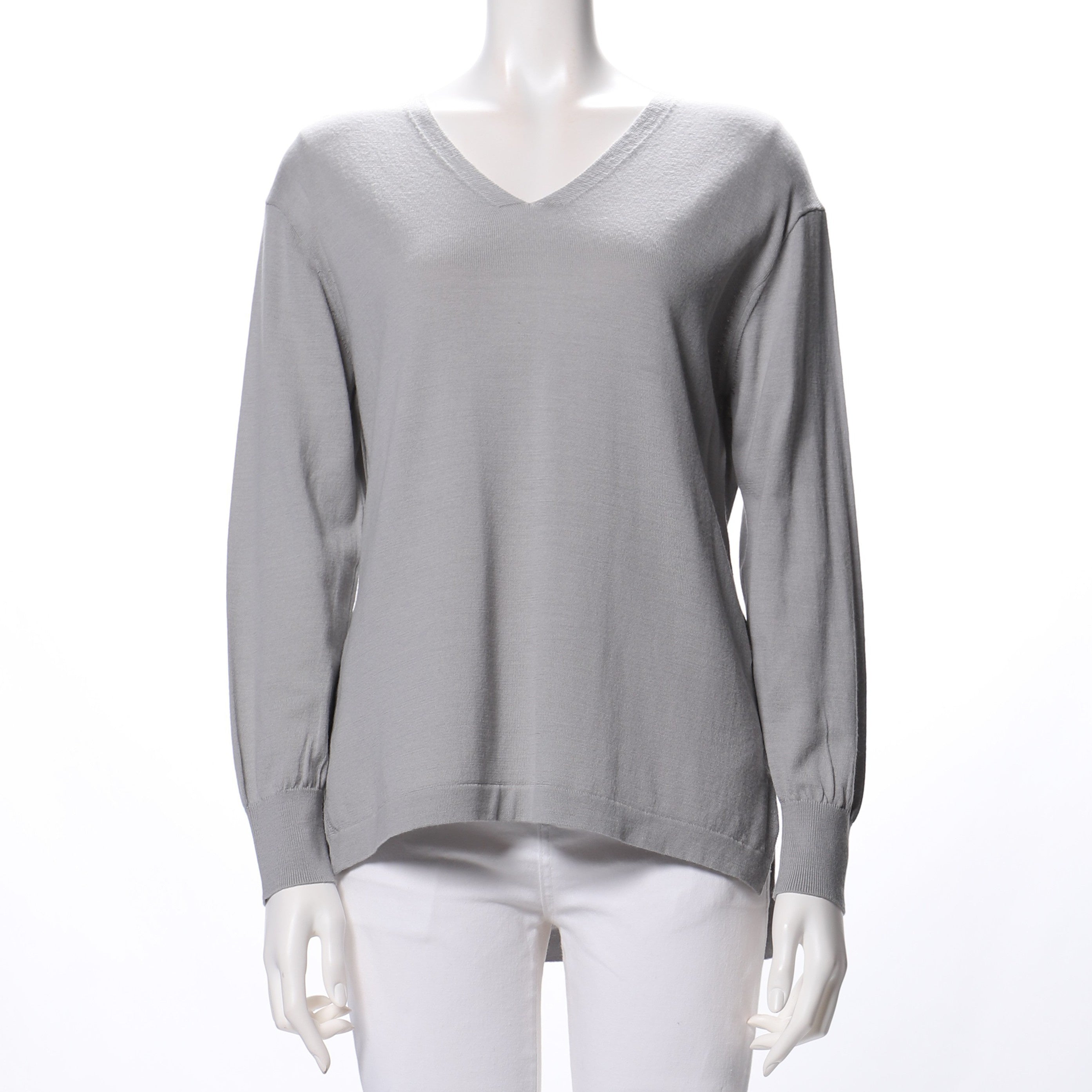 バックテールデザインのVネックニット