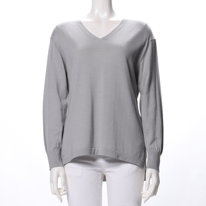 バックテールデザインのVネックニット