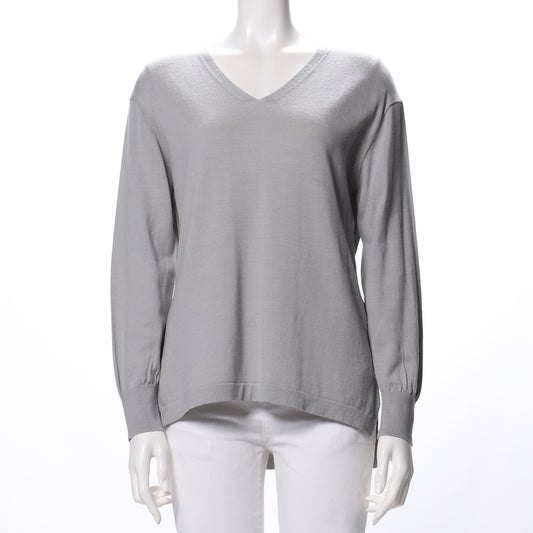 バックテールデザインのVネックニット