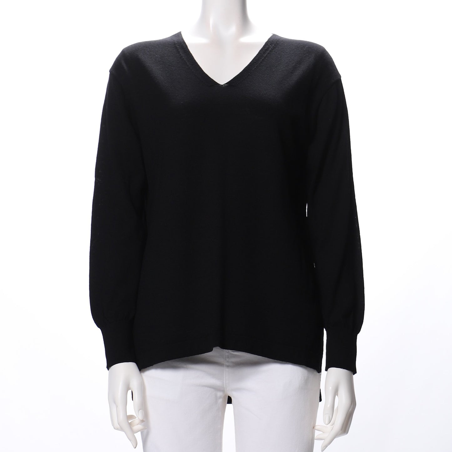 バックテールデザインのVネックニット