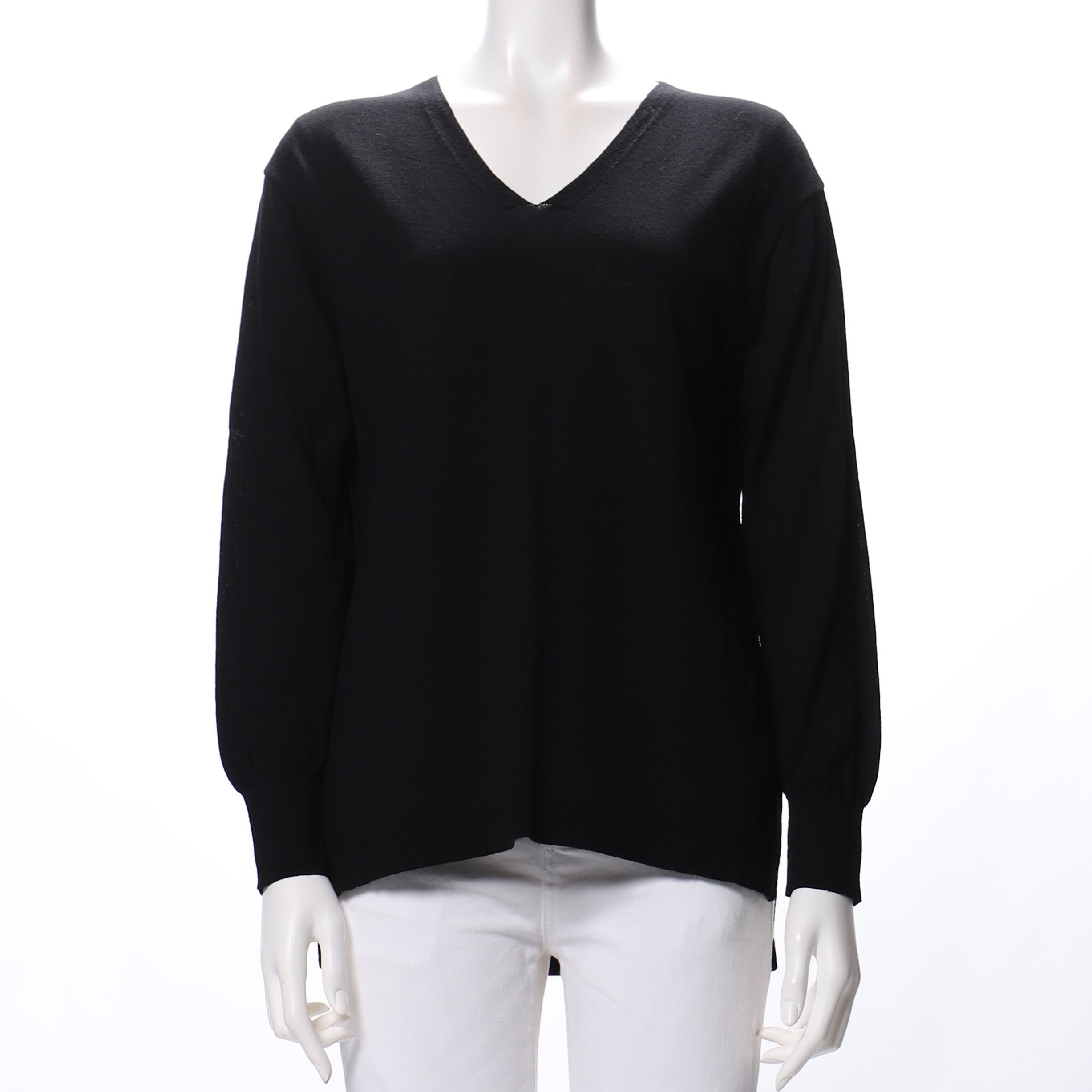 バックテールデザインのVネックニット