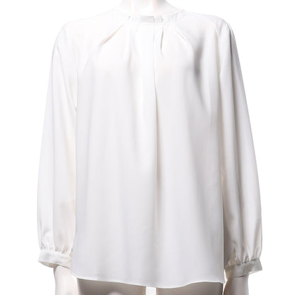 タックネックラインブラウス