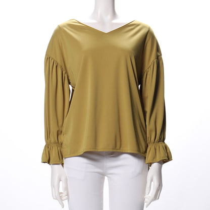 V字ネックラインブラウス