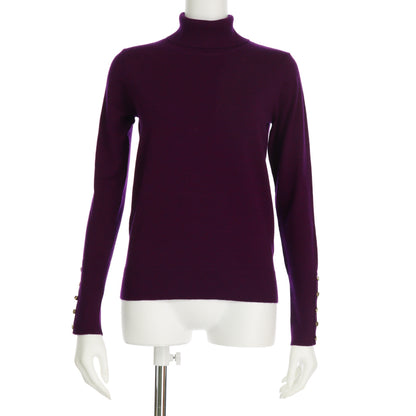 袖のボタンアクセントタートルネックニット