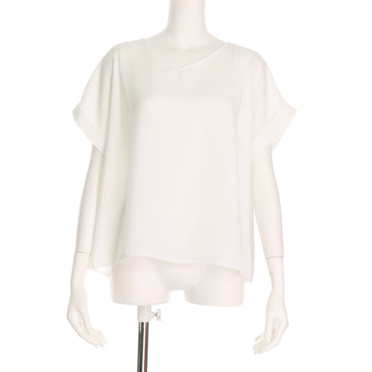 袖折り返しデザインVネックブラウス