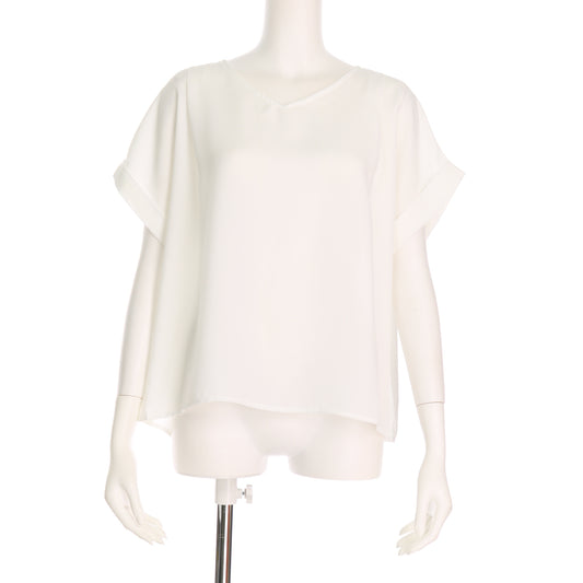 袖折り返しデザインVネックブラウス