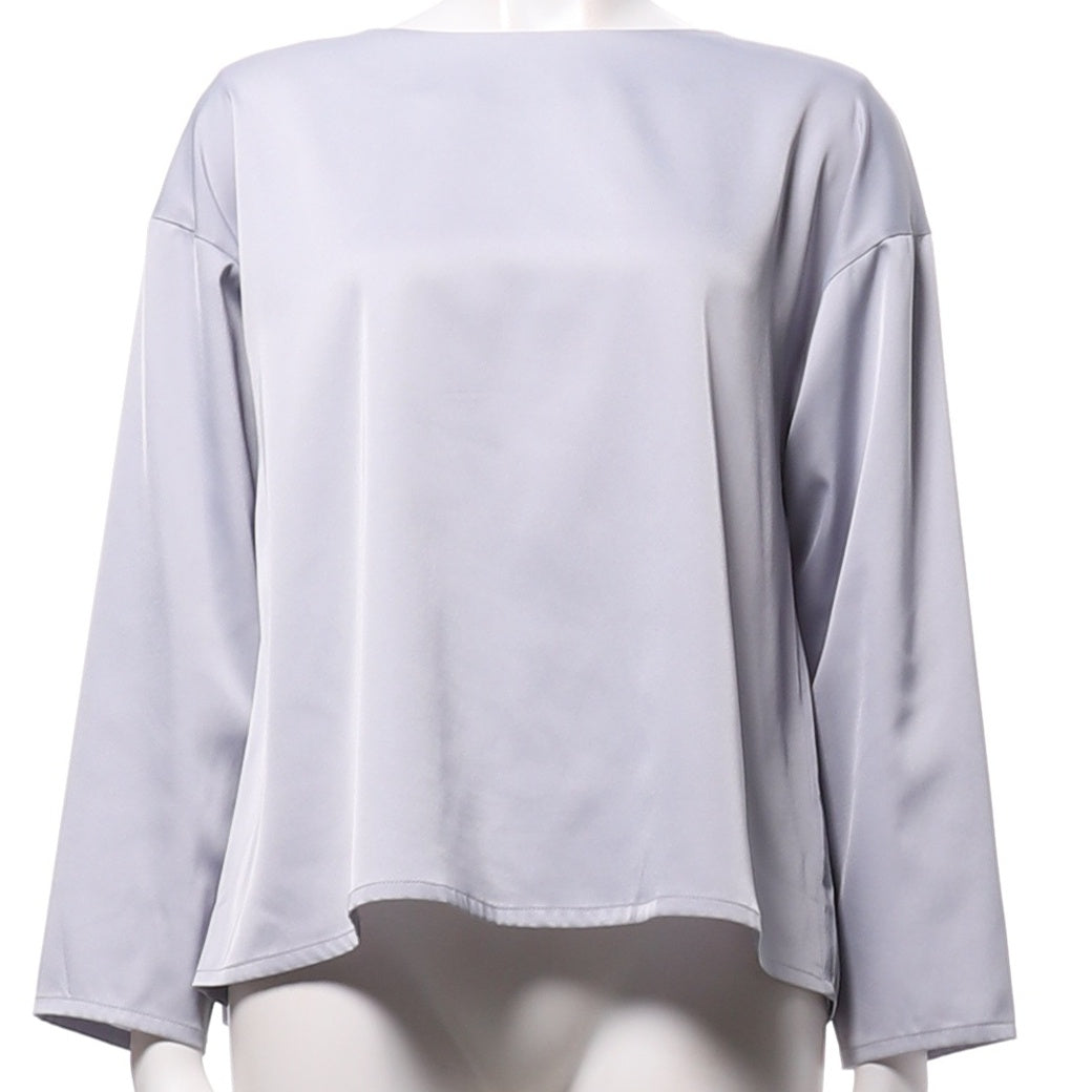 ツヤ感バックボタンブラウス