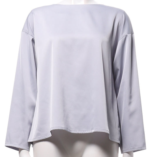 ツヤ感バックボタンブラウス