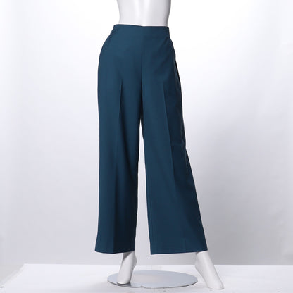 シンプルなワイドパンツ