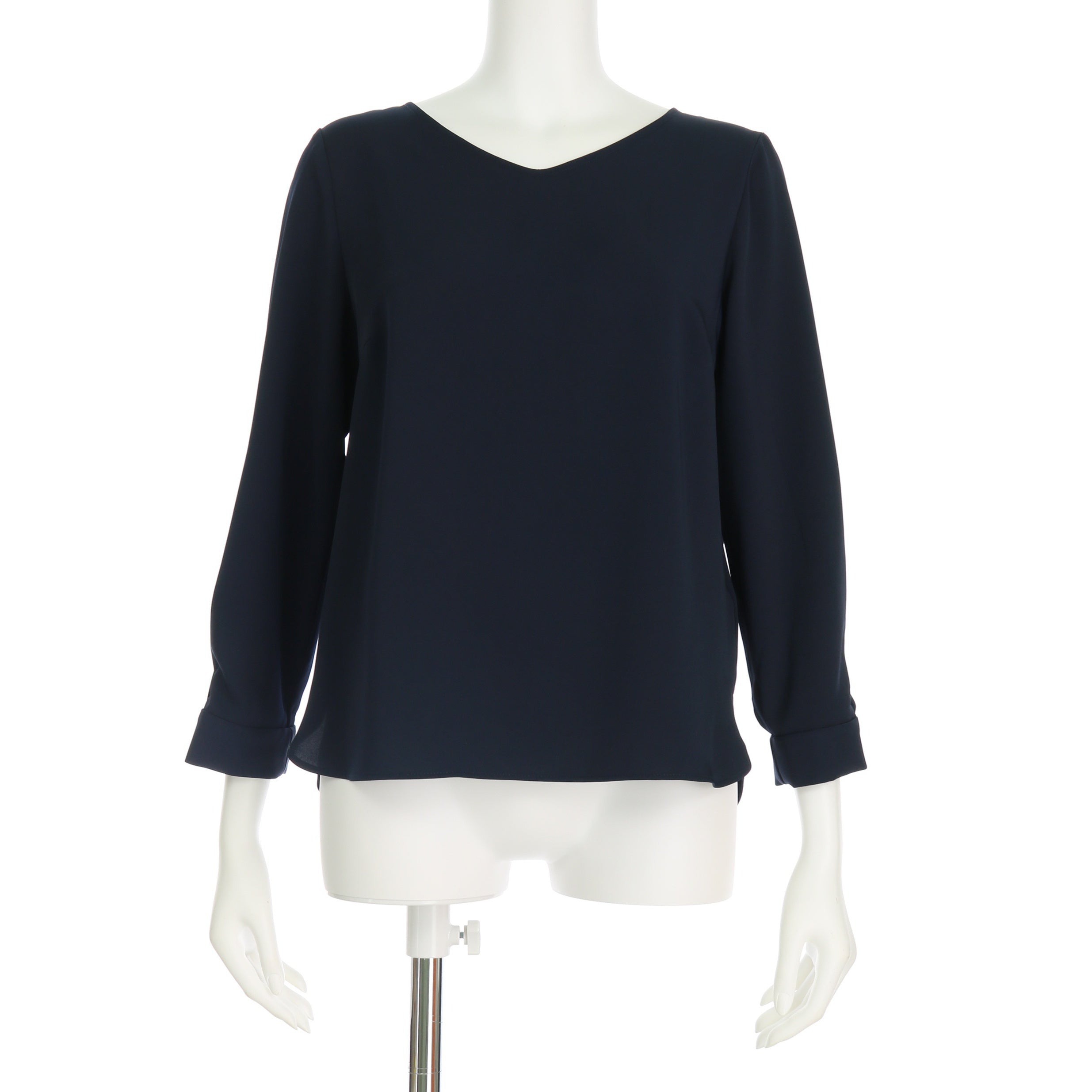 袖のタックVネックブラウス