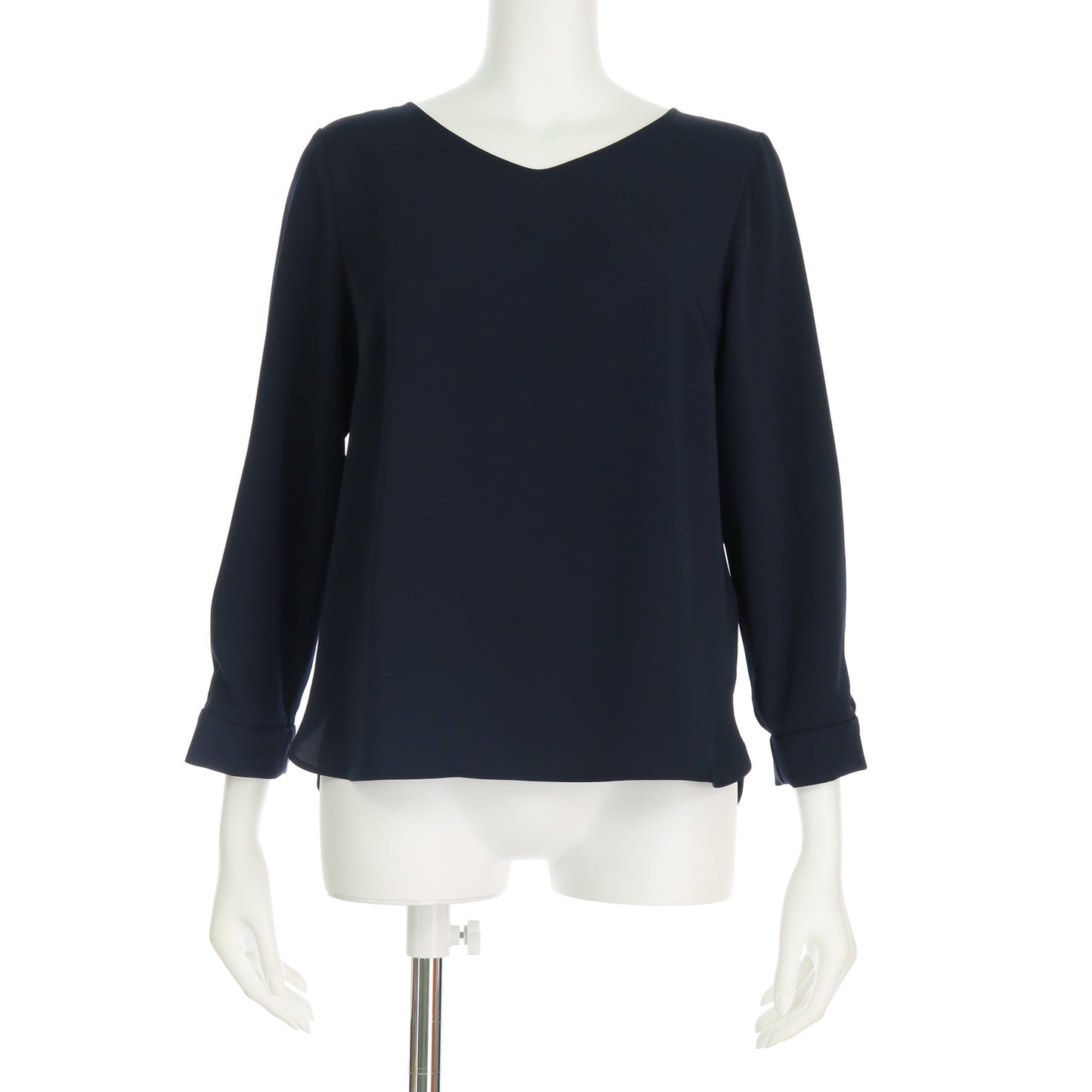 袖のタックVネックブラウス