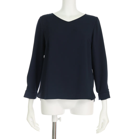 袖のタックVネックブラウス