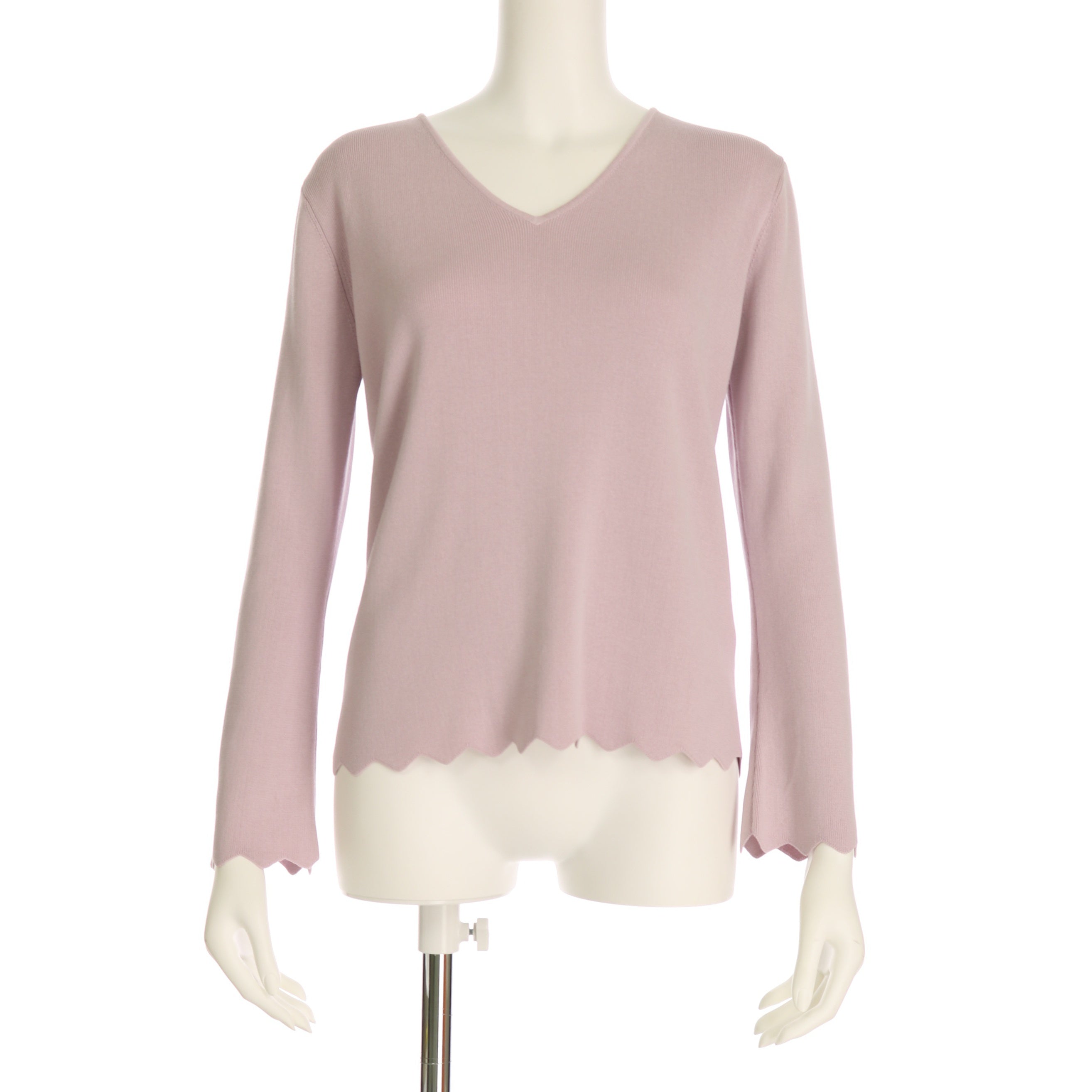 袖口と裾のスカラップデザインVネックニット