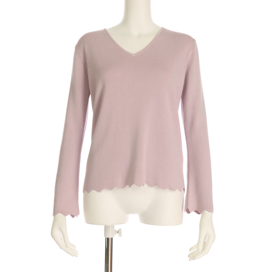 袖口と裾のスカラップデザインVネックニット